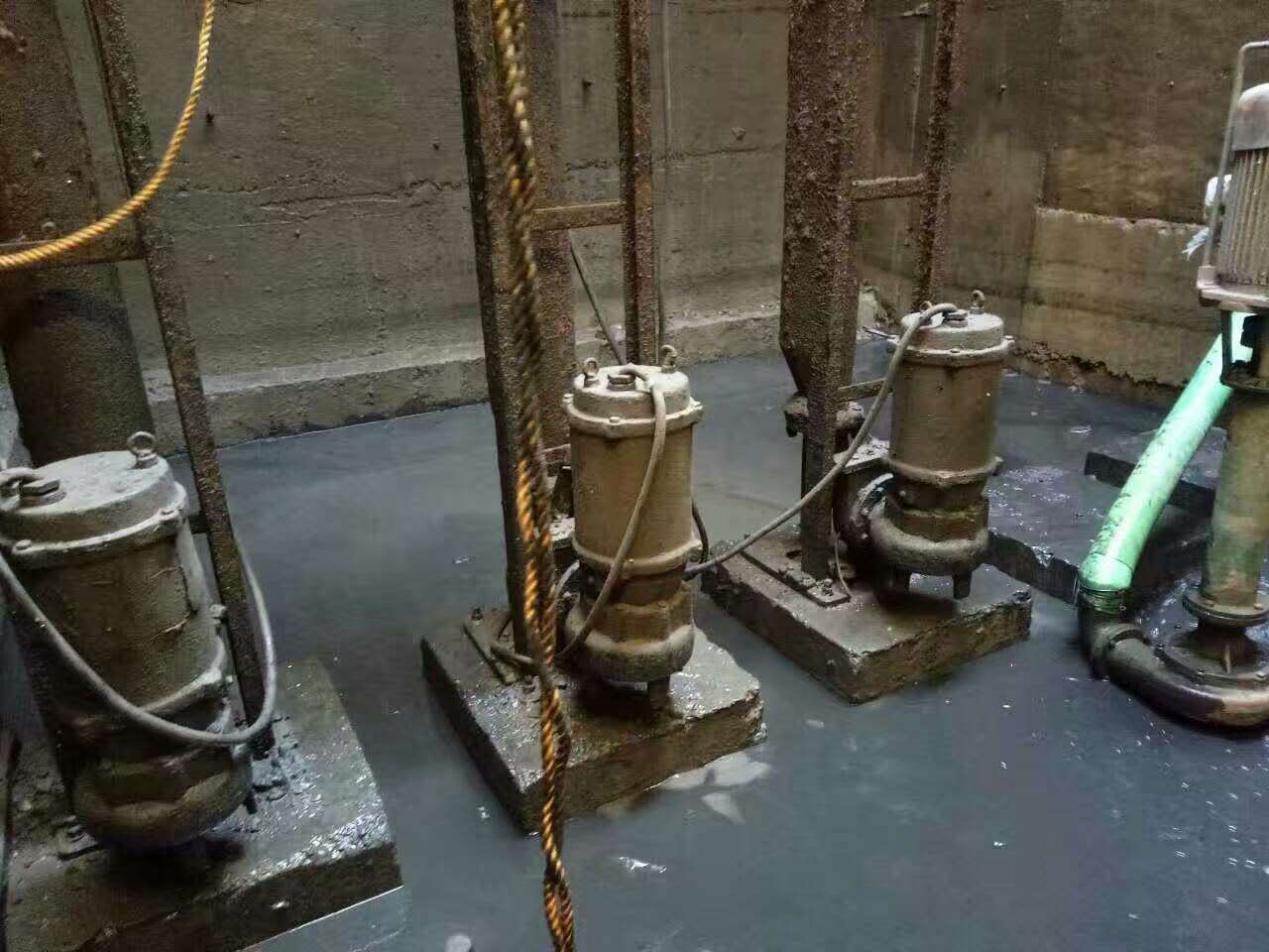 弥渡污水池清理