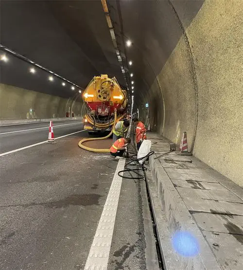 弥渡隧道排水渠清淤